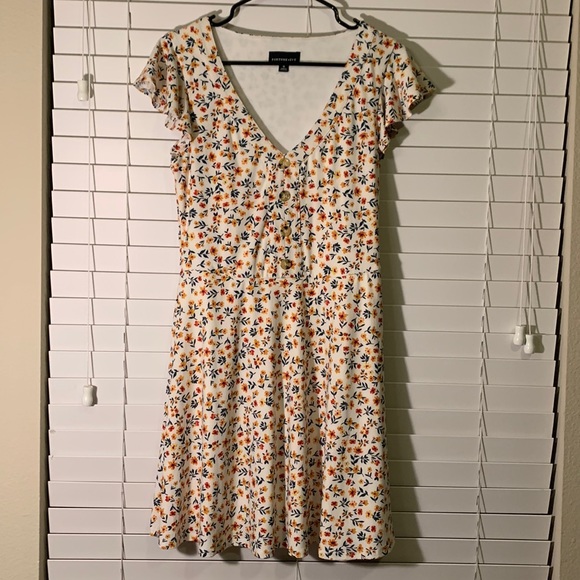 Fortune & Ivy Button Detail Dress Medium White Floral - Picture 1 of 5